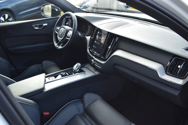 Volvo XC60 T6 Plug-in hybrid AWD Plus Dark | Trekhaak | Harman Kardon | Full LED