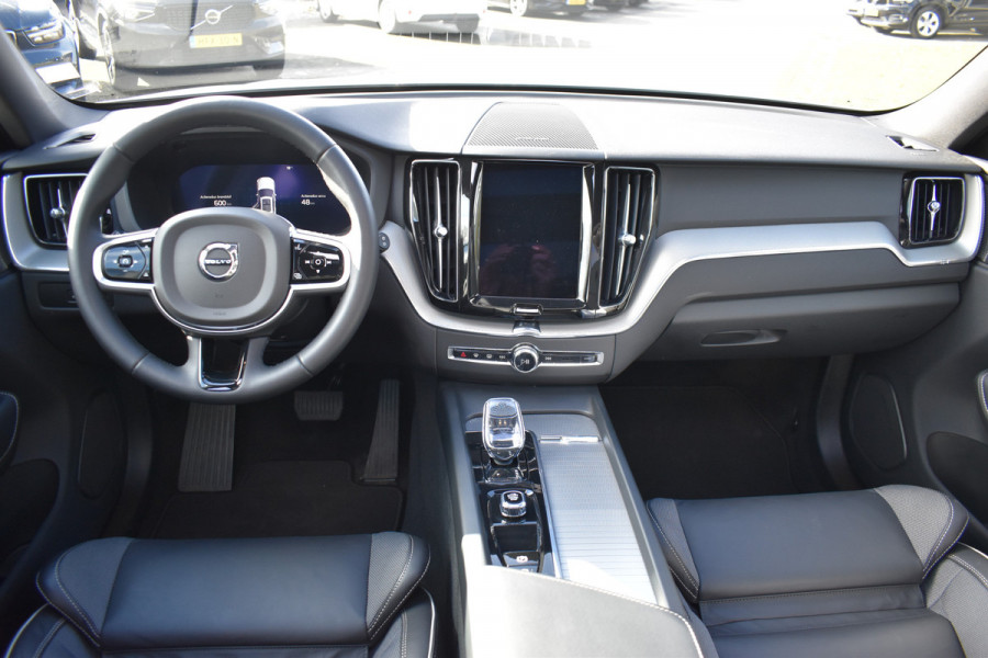 Volvo XC60 T6 Plug-in hybrid AWD Plus Dark | Trekhaak | Harman Kardon | Full LED