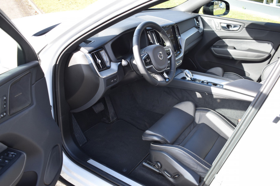 Volvo XC60 T6 Plug-in hybrid AWD Plus Dark | Trekhaak | Harman Kardon | Full LED