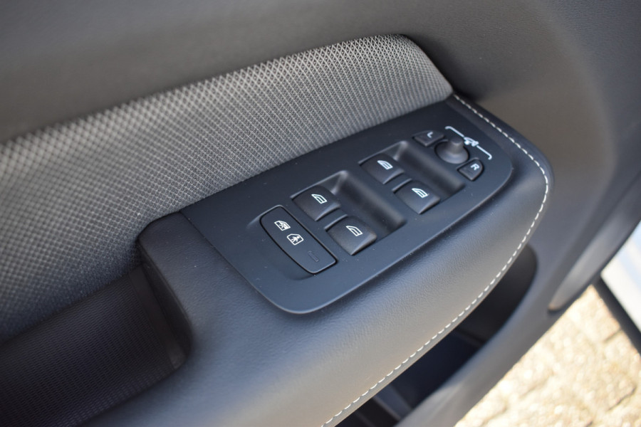 Volvo XC60 T6 Plug-in hybrid AWD Plus Dark | Trekhaak | Harman Kardon | Full LED