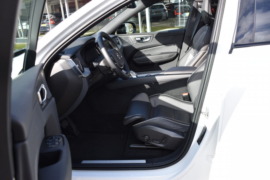 Volvo XC60 T6 Plug-in hybrid AWD Plus Dark | Trekhaak | Harman Kardon | Full LED