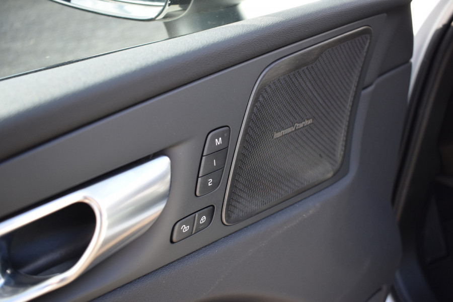 Volvo XC60 T6 Plug-in hybrid AWD Plus Dark | Trekhaak | Harman Kardon | Full LED