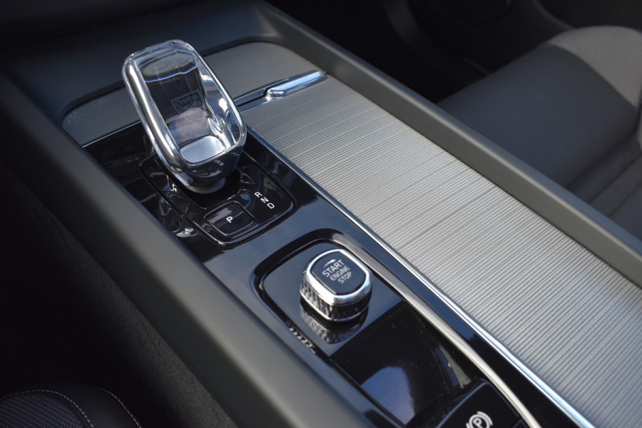 Volvo XC60 T6 Plug-in hybrid AWD Plus Dark | Trekhaak | Harman Kardon | Full LED