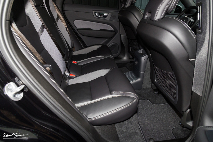 Volvo XC60 2.0 T8 Plug-in hybrid AWD Plus Black Edition Long range | Luchtvering | Harman Kardon | Adaptieve cruise | Panorama dak | Nieuw |