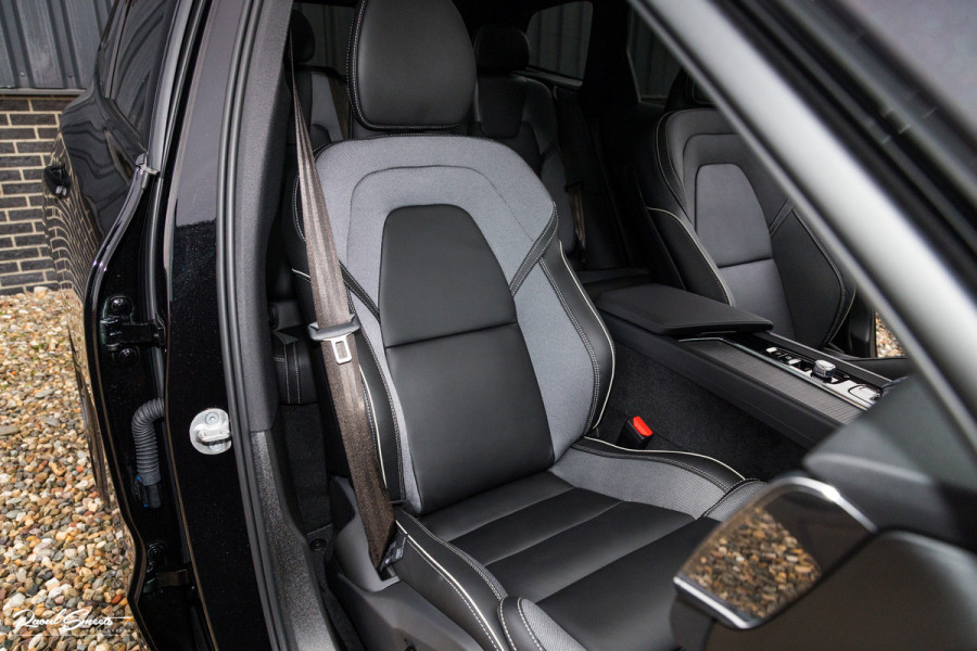 Volvo XC60 2.0 T8 Plug-in hybrid AWD Plus Black Edition Long range | Luchtvering | Harman Kardon | Adaptieve cruise | Panorama dak | Nieuw |