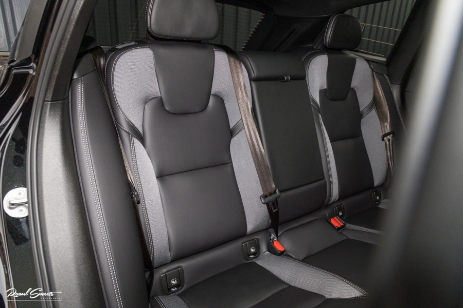 Volvo XC60 2.0 T8 Plug-in hybrid AWD Plus Black Edition Long range | Luchtvering | Harman Kardon | Adaptieve cruise | Panorama dak | Nieuw |