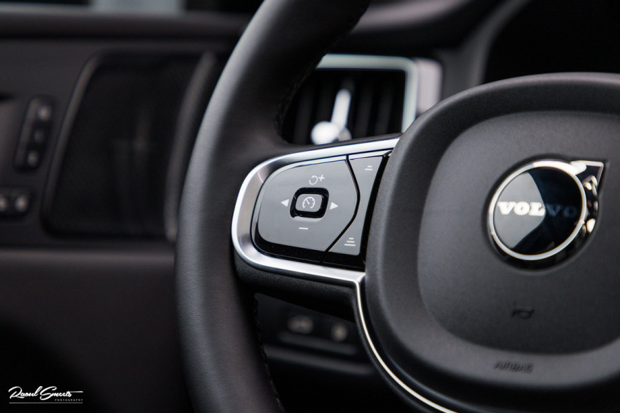 Volvo XC60 2.0 T8 Plug-in hybrid AWD Plus Black Edition Long range | Luchtvering | Harman Kardon | Adaptieve cruise | Panorama dak | Nieuw |