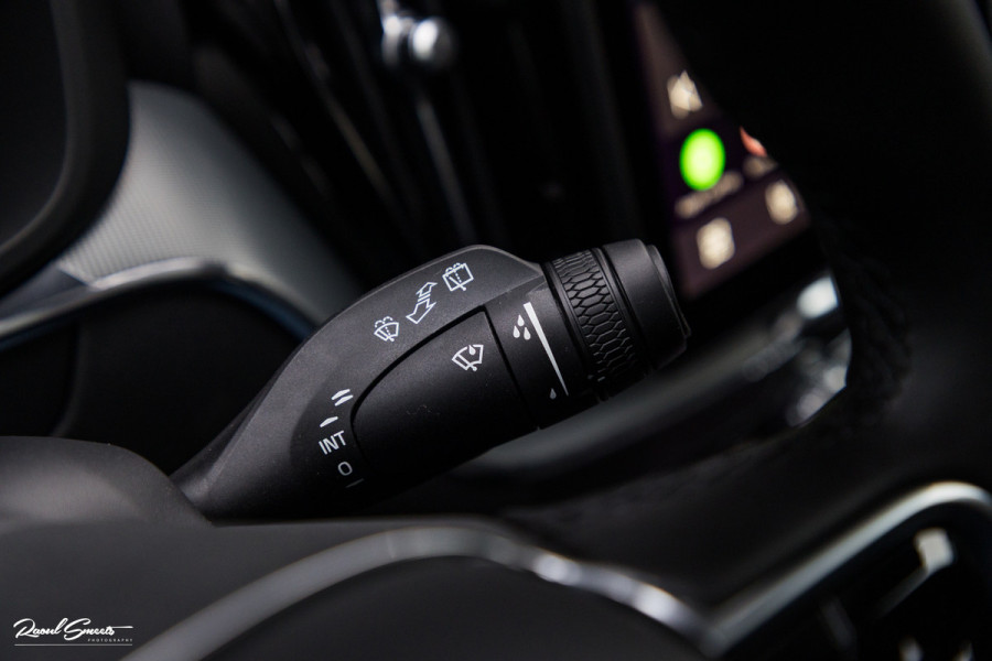 Volvo XC60 2.0 T8 Plug-in hybrid AWD Plus Black Edition Long range | Luchtvering | Harman Kardon | Adaptieve cruise | Panorama dak | Nieuw |