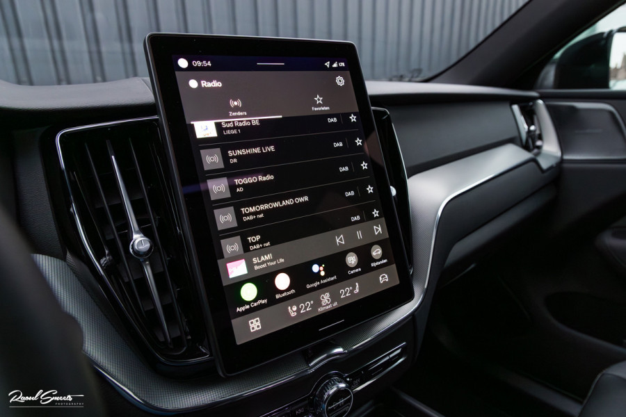 Volvo XC60 2.0 T8 Plug-in hybrid AWD Plus Black Edition Long range | Luchtvering | Harman Kardon | Adaptieve cruise | Panorama dak | Nieuw |