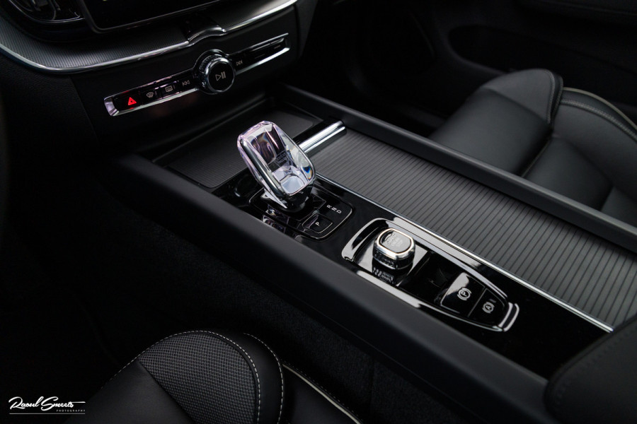 Volvo XC60 2.0 T8 Plug-in hybrid AWD Plus Black Edition Long range | Luchtvering | Harman Kardon | Adaptieve cruise | Panorama dak | Nieuw |