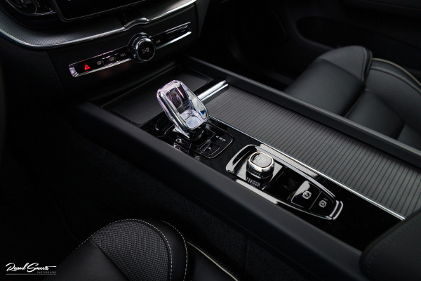 Volvo XC60 2.0 T8 Plug-in hybrid AWD Plus Black Edition Long range | Luchtvering | Harman Kardon | Adaptieve cruise | Panorama dak | Nieuw |