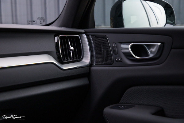 Volvo XC60 2.0 T8 Plug-in hybrid AWD Plus Black Edition Long range | Luchtvering | Harman Kardon | Adaptieve cruise | Panorama dak | Nieuw |