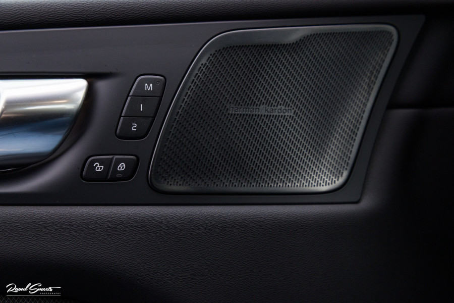 Volvo XC60 2.0 T8 Plug-in hybrid AWD Plus Black Edition Long range | Luchtvering | Harman Kardon | Adaptieve cruise | Panorama dak | Nieuw |