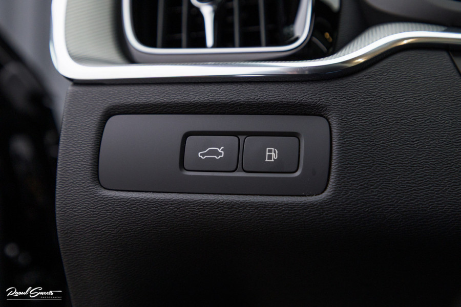 Volvo XC60 2.0 T8 Plug-in hybrid AWD Plus Black Edition Long range | Luchtvering | Harman Kardon | Adaptieve cruise | Panorama dak | Nieuw |