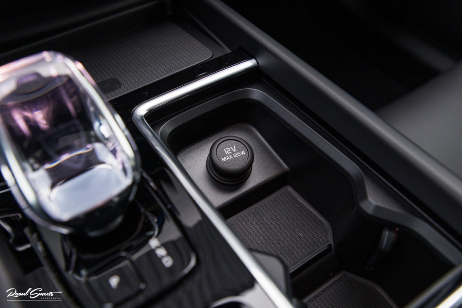 Volvo XC60 2.0 T8 Plug-in hybrid AWD Plus Black Edition Long range | Luchtvering | Harman Kardon | Adaptieve cruise | Panorama dak | Nieuw |