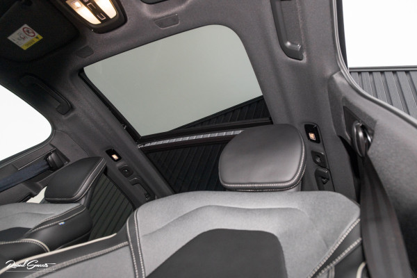 Volvo XC60 2.0 T8 Plug-in hybrid AWD Plus Black Edition Long range | Luchtvering | Harman Kardon | Adaptieve cruise | Panorama dak | Nieuw |