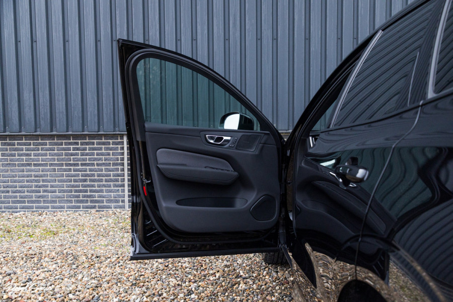 Volvo XC60 2.0 T8 Plug-in hybrid AWD Plus Black Edition Long range | Luchtvering | Harman Kardon | Adaptieve cruise | Panorama dak | Nieuw |