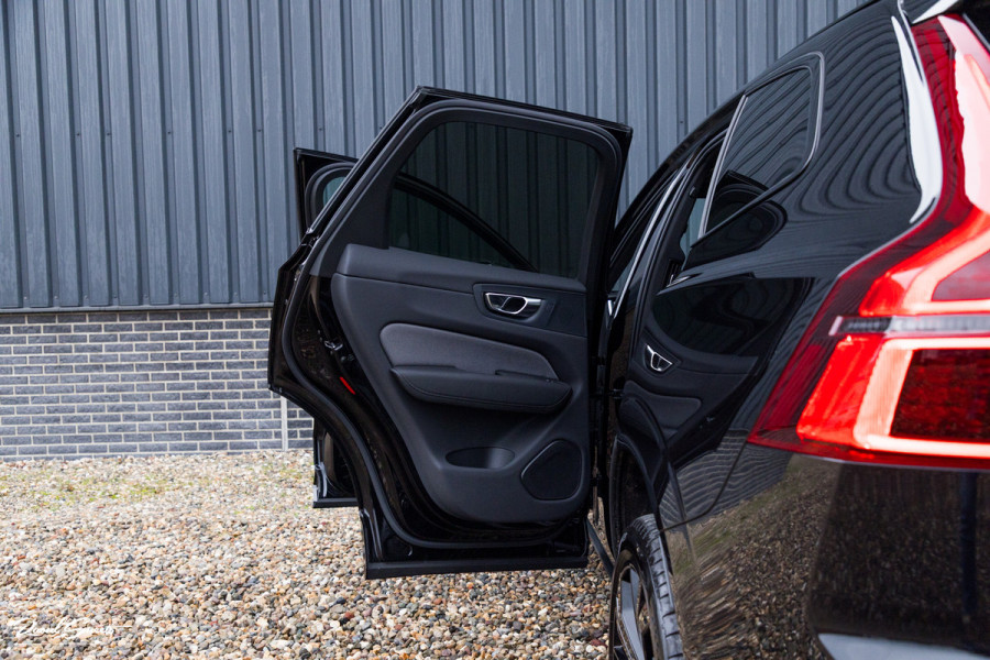 Volvo XC60 2.0 T8 Plug-in hybrid AWD Plus Black Edition Long range | Luchtvering | Harman Kardon | Adaptieve cruise | Panorama dak | Nieuw |