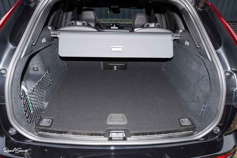 Volvo XC60 2.0 T8 Plug-in hybrid AWD Plus Black Edition Long range | Luchtvering | Harman Kardon | Adaptieve cruise | Panorama dak | Nieuw |