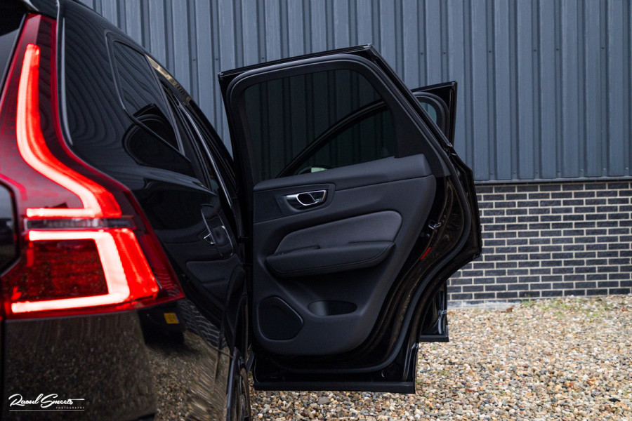 Volvo XC60 2.0 T8 Plug-in hybrid AWD Plus Black Edition Long range | Luchtvering | Harman Kardon | Adaptieve cruise | Panorama dak | Nieuw |