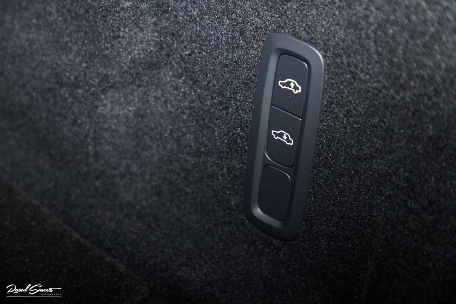 Volvo XC60 2.0 T8 Plug-in hybrid AWD Plus Black Edition Long range | Luchtvering | Harman Kardon | Adaptieve cruise | Panorama dak | Nieuw |