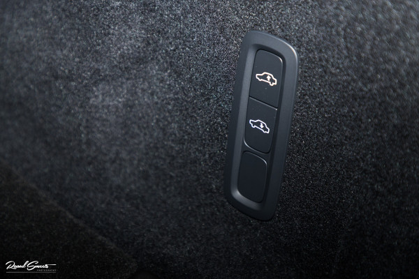 Volvo XC60 2.0 T8 Plug-in hybrid AWD Plus Black Edition Long range | Luchtvering | Harman Kardon | Adaptieve cruise | Panorama dak | Nieuw |