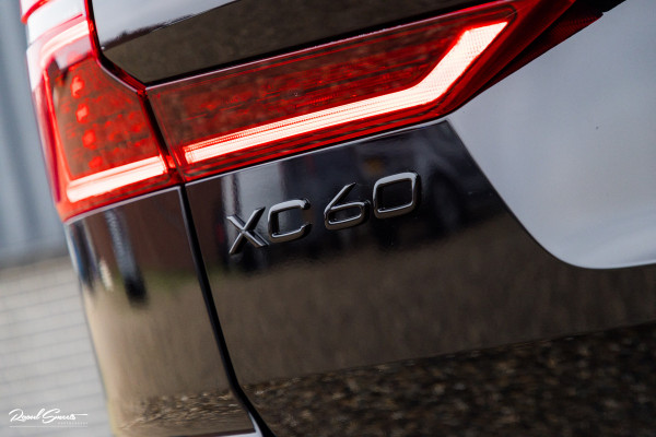 Volvo XC60 2.0 T8 Plug-in hybrid AWD Plus Black Edition Long range | Luchtvering | Harman Kardon | Adaptieve cruise | Panorama dak | Nieuw |