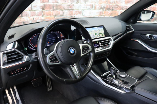 BMW 3 Serie Touring 330i xDrive High Executive M Sport / Panoramadak / Head-Up Display / Trekhaak / Leder / Apple CarPlay / Harman Kardon / 19 Inch /  Laserlicht / M Sportremsysteem / Adaptief M-onderstel