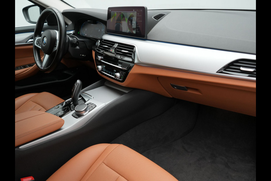 BMW 5 Serie Touring 530e xDrive Business Edition Plus PHEV 293pk Dealer O.H | Trekhaak af Fabriek | Adaptive Cruise | 360 Camera | M Sportstuur | Keyless | BLIS | Plug In Hybrid