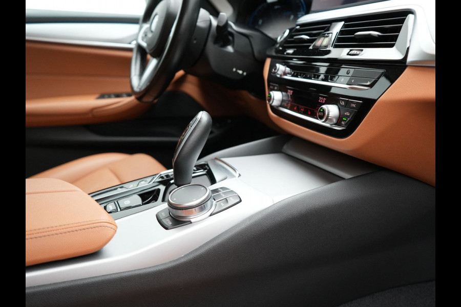 BMW 5 Serie Touring 530e xDrive Business Edition Plus PHEV 293pk Dealer O.H | Trekhaak af Fabriek | Adaptive Cruise | 360 Camera | M Sportstuur | Keyless | BLIS | Plug In Hybrid