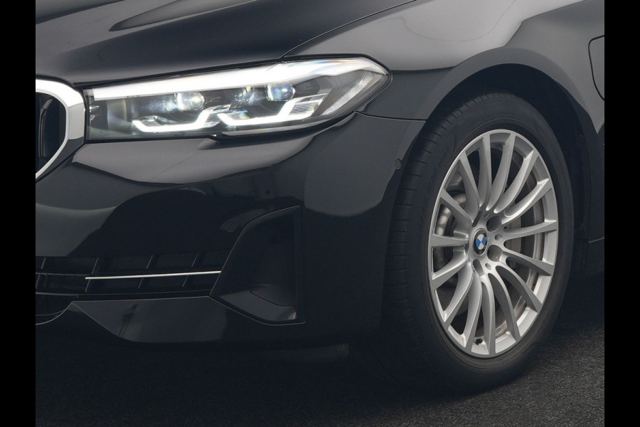 BMW 5 Serie Touring 530e xDrive Business Edition Plus PHEV 293pk Dealer O.H | Trekhaak af Fabriek | Adaptive Cruise | 360 Camera | M Sportstuur | Keyless | BLIS | Plug In Hybrid