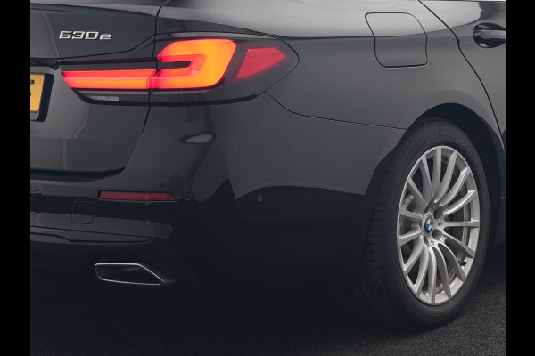 BMW 5 Serie Touring 530e xDrive Business Edition Plus PHEV 293pk Dealer O.H | Trekhaak af Fabriek | Adaptive Cruise | 360 Camera | M Sportstuur | Keyless | BLIS | Plug In Hybrid