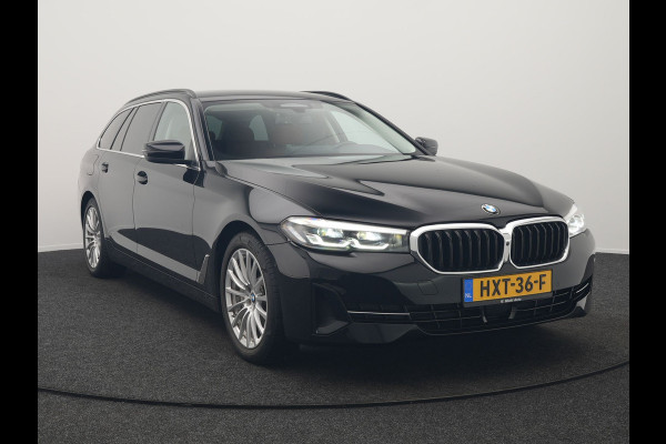 BMW 5 Serie Touring 530e xDrive Business Edition Plus PHEV 293pk Dealer O.H | Trekhaak af Fabriek | Adaptive Cruise | 360 Camera | M Sportstuur | Keyless | BLIS | Plug In Hybrid