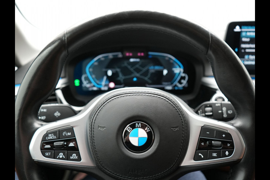 BMW 5 Serie Touring 530e xDrive Business Edition Plus PHEV 293pk Dealer O.H | Trekhaak af Fabriek | Adaptive Cruise | 360 Camera | M Sportstuur | Keyless | BLIS | Plug In Hybrid