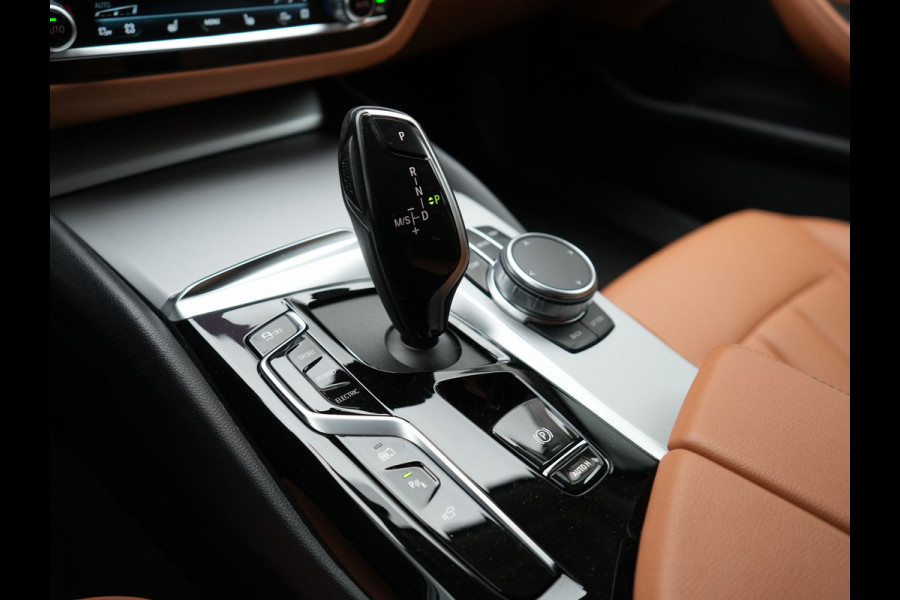 BMW 5 Serie Touring 530e xDrive Business Edition Plus PHEV 293pk Dealer O.H | Trekhaak af Fabriek | Adaptive Cruise | 360 Camera | M Sportstuur | Keyless | BLIS | Plug In Hybrid