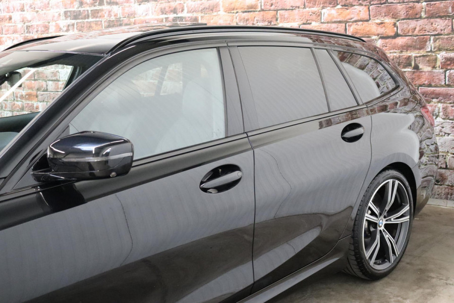 BMW 3 Serie Touring 330i xDrive High Executive M Sport / Panoramadak / Head-Up Display / Trekhaak / Leder / Apple CarPlay / Harman Kardon / 19 Inch /  Laserlicht / M Sportremsysteem / Adaptief M-onderstel