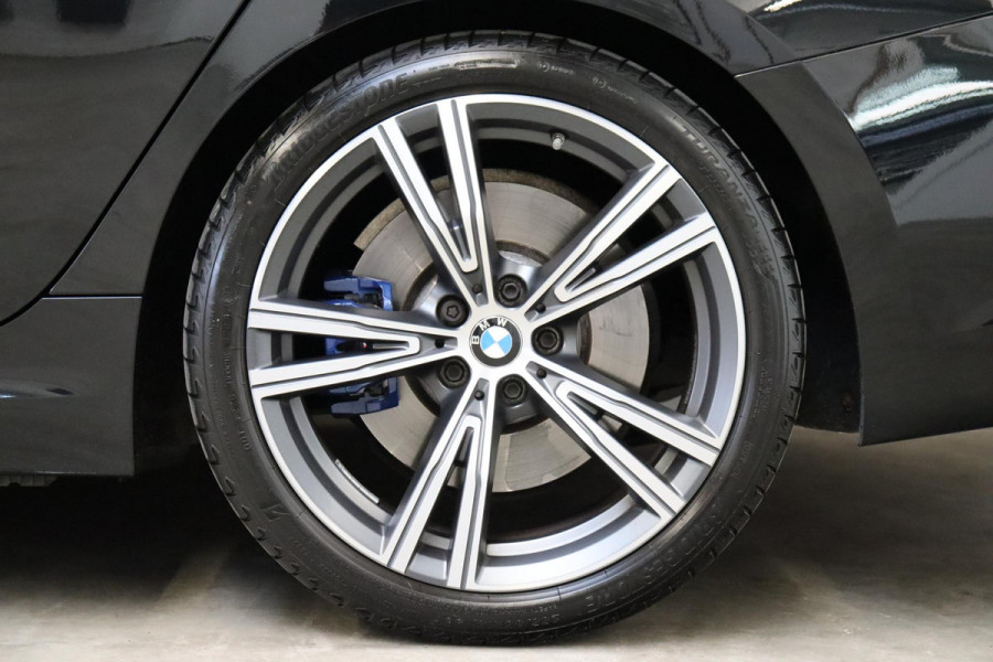 BMW 3 Serie Touring 330i xDrive High Executive M Sport / Panoramadak / Head-Up Display / Trekhaak / Leder / Apple CarPlay / Harman Kardon / 19 Inch /  Laserlicht / M Sportremsysteem / Adaptief M-onderstel
