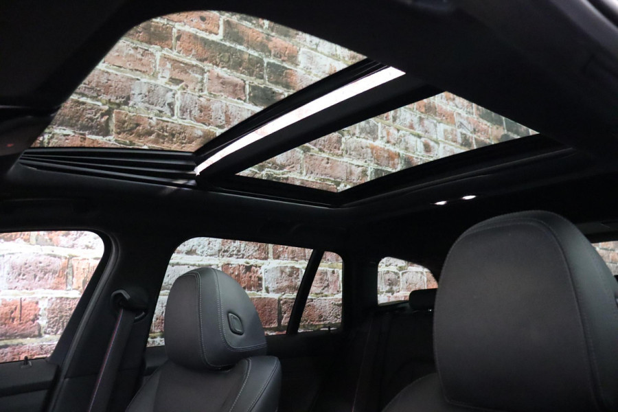 BMW 3 Serie Touring 330i xDrive High Executive M Sport / Panoramadak / Head-Up Display / Trekhaak / Leder / Apple CarPlay / Harman Kardon / 19 Inch /  Laserlicht / M Sportremsysteem / Adaptief M-onderstel