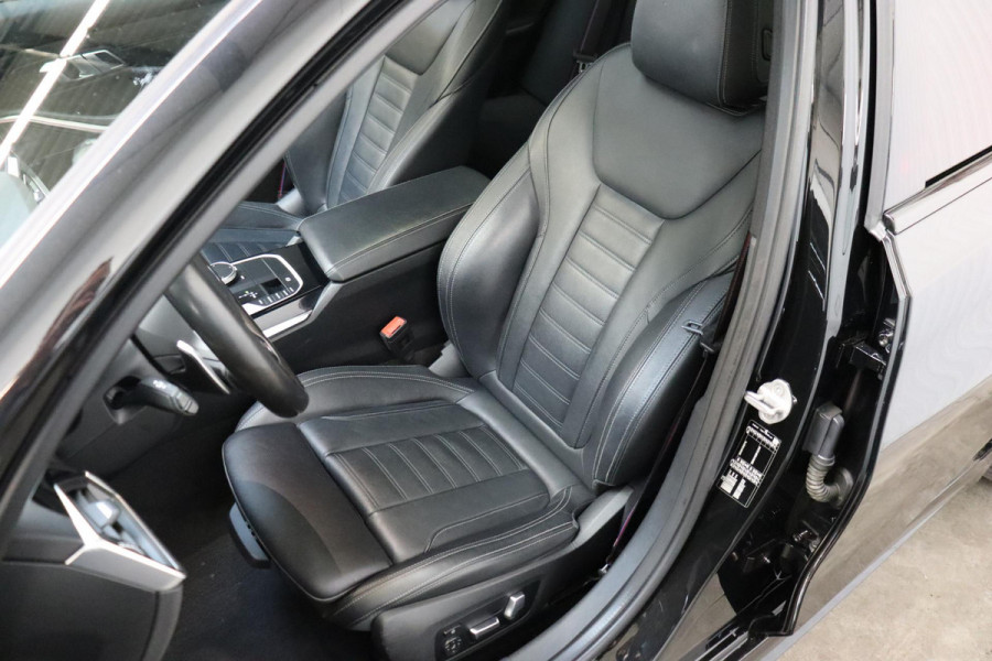 BMW 3 Serie Touring 330i xDrive High Executive M Sport / Panoramadak / Head-Up Display / Trekhaak / Leder / Apple CarPlay / Harman Kardon / 19 Inch /  Laserlicht / M Sportremsysteem / Adaptief M-onderstel