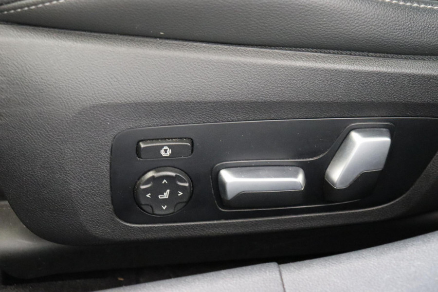 BMW 3 Serie Touring 330i xDrive High Executive M Sport / Panoramadak / Head-Up Display / Trekhaak / Leder / Apple CarPlay / Harman Kardon / 19 Inch /  Laserlicht / M Sportremsysteem / Adaptief M-onderstel