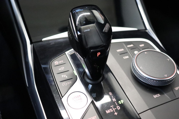 BMW 3 Serie Touring 330i xDrive High Executive M Sport / Panoramadak / Head-Up Display / Trekhaak / Leder / Apple CarPlay / Harman Kardon / 19 Inch /  Laserlicht / M Sportremsysteem / Adaptief M-onderstel