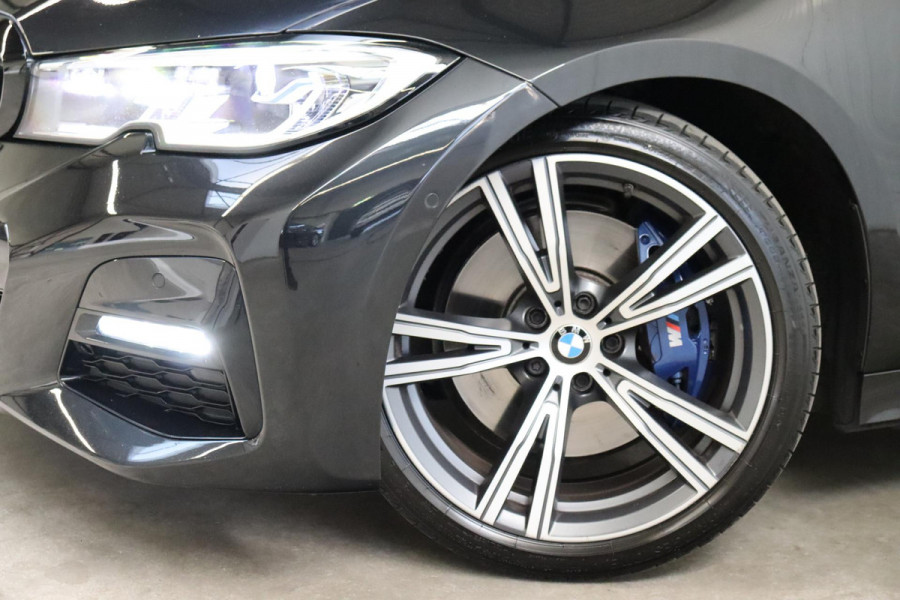 BMW 3 Serie Touring 330i xDrive High Executive M Sport / Panoramadak / Head-Up Display / Trekhaak / Leder / Apple CarPlay / Harman Kardon / 19 Inch /  Laserlicht / M Sportremsysteem / Adaptief M-onderstel