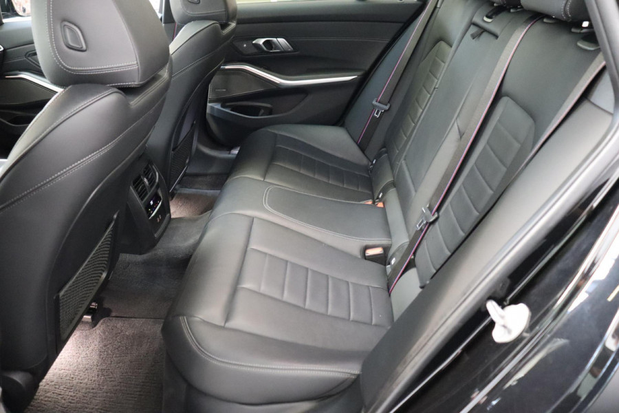BMW 3 Serie Touring 330i xDrive High Executive M Sport / Panoramadak / Head-Up Display / Trekhaak / Leder / Apple CarPlay / Harman Kardon / 19 Inch /  Laserlicht / M Sportremsysteem / Adaptief M-onderstel