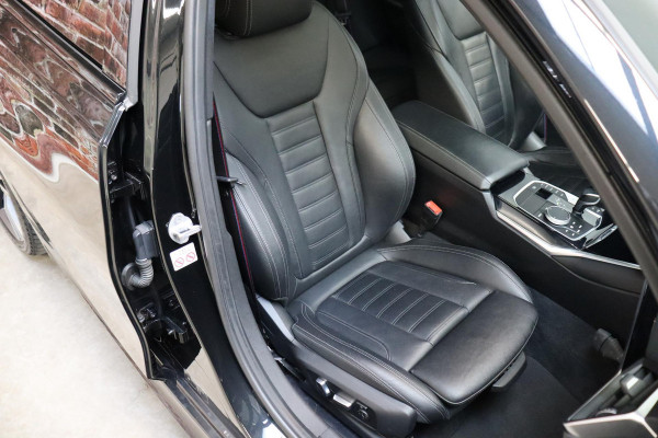 BMW 3 Serie Touring 330i xDrive High Executive M Sport / Panoramadak / Head-Up Display / Trekhaak / Leder / Apple CarPlay / Harman Kardon / 19 Inch /  Laserlicht / M Sportremsysteem / Adaptief M-onderstel