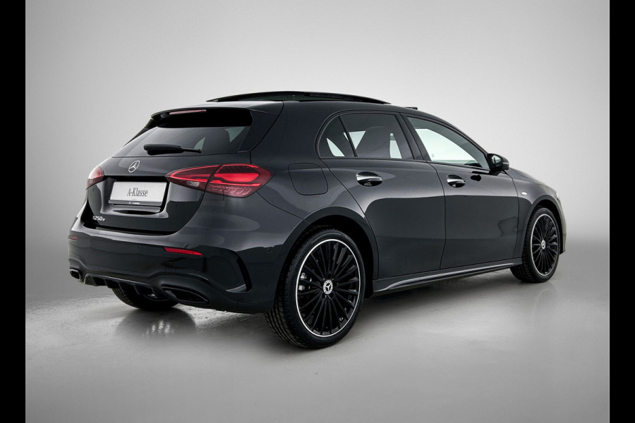 Mercedes-Benz A-Klasse 250 e Business Solution AMG | AMG Line Plus pakket | Nightpakket | 19 inch AMG velgen | Smartphone-integratie | Panoramaschuifdak | Head-up display | 360°-camera | Augmented Reality navigatie |