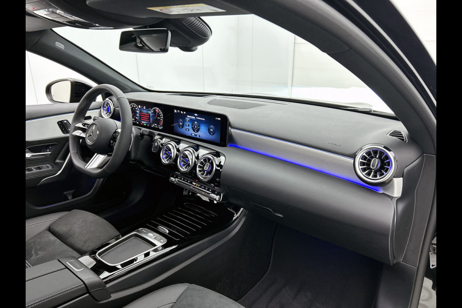 Mercedes-Benz A-Klasse 250 e Business Solution AMG | AMG Line Plus pakket | Nightpakket | 19 inch AMG velgen | Smartphone-integratie | Panoramaschuifdak | Head-up display | 360°-camera | Augmented Reality navigatie |