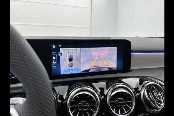 Mercedes-Benz A-Klasse 250 e Business Solution AMG | AMG Line Plus pakket | Nightpakket | 19 inch AMG velgen | Smartphone-integratie | Panoramaschuifdak | Head-up display | 360°-camera | Augmented Reality navigatie |