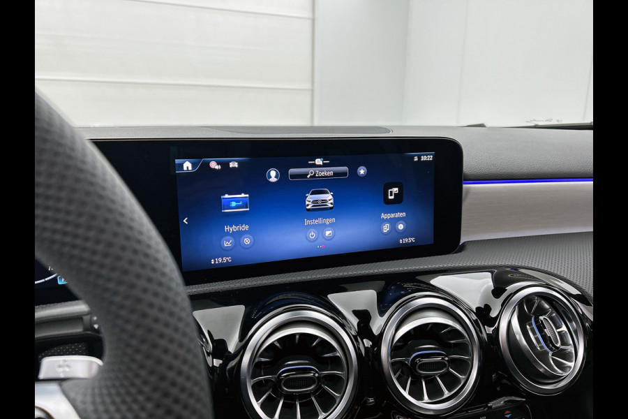 Mercedes-Benz A-Klasse 250 e Business Solution AMG | AMG Line Plus pakket | Nightpakket | 19 inch AMG velgen | Smartphone-integratie | Panoramaschuifdak | Head-up display | 360°-camera | Augmented Reality navigatie |