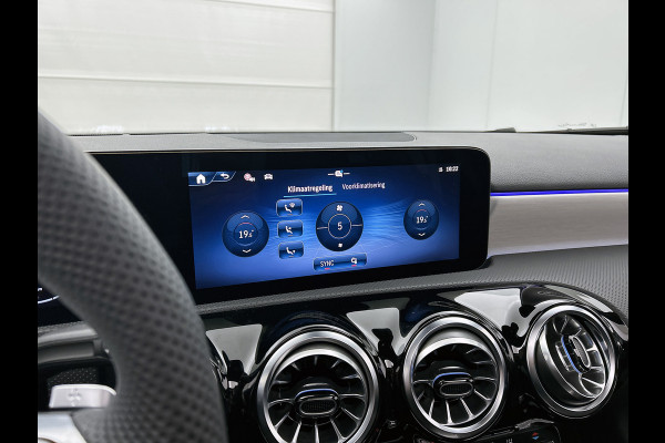 Mercedes-Benz A-Klasse 250 e Business Solution AMG | AMG Line Plus pakket | Nightpakket | 19 inch AMG velgen | Smartphone-integratie | Panoramaschuifdak | Head-up display | 360°-camera | Augmented Reality navigatie |