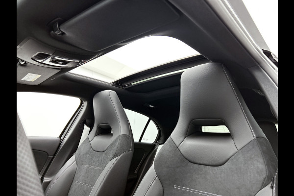 Mercedes-Benz A-Klasse 250 e Business Solution AMG | AMG Line Plus pakket | Nightpakket | 19 inch AMG velgen | Smartphone-integratie | Panoramaschuifdak | Head-up display | 360°-camera | Augmented Reality navigatie |